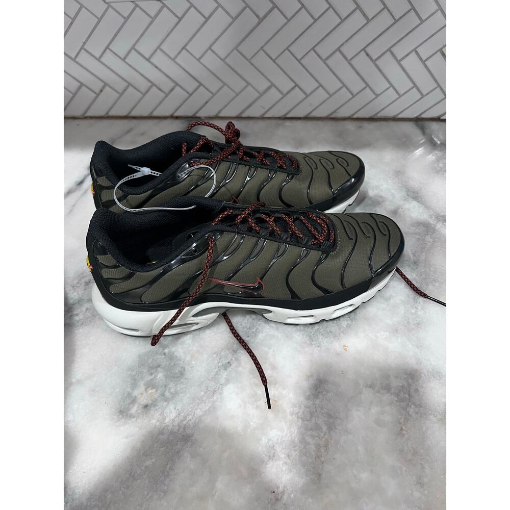 Nike Air Max Plus Tn SE FB9722-300 Khaki Black Red Men’s Size 11 New Without Box
